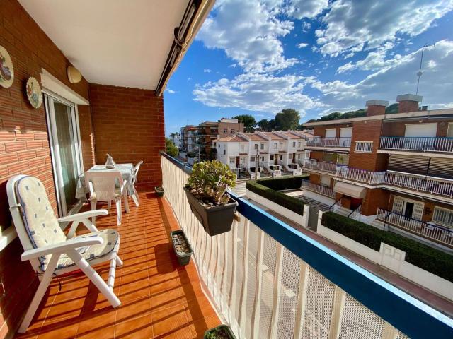 Piso en venta en Torredembarra, Els Munts Costa Dorada. Piso de 3 dormitorios, parking, trastero y piscina comunitaria. Pisos.