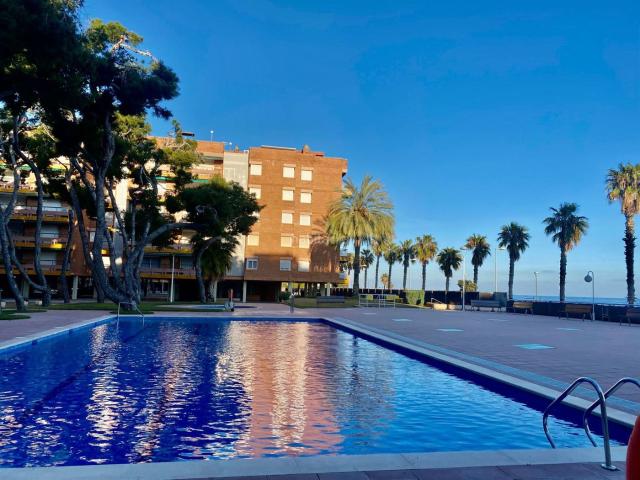 Piso en venta en Torredembarra, Platja de la Paella Costa Dorada. Piso en el complejo els Pins de 4 dormitorios, 2 baños y 2 plazas de parking, con vistas frontales al mar, reformado. Pisos.