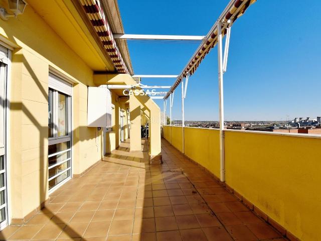 Ático en venta en Torrejón de Ardoz, Virgen del Rosario. ZONA CARRETERA DE LOECHES Ático de 3 habitaciones, 2 baños con terraza de 50 m2. Garaje, Trastero y Piscina. Áticos Torrejón de.