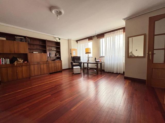 Piso en venta en Torrelavega, Centro. Exclusiva vivienda de gran tamaño en plena Plaza Mayor de Torrelavega. Pisos.