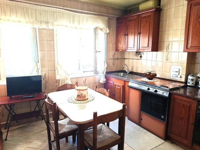 Piso en venta en Torrelavega, Covadonga Campuzano Ciudad Vergel. En Torrelavega, más concretamente en el barrio Covadonga, ponemos a la venta este funcional y cómodo piso, que cuenta con dos hab.