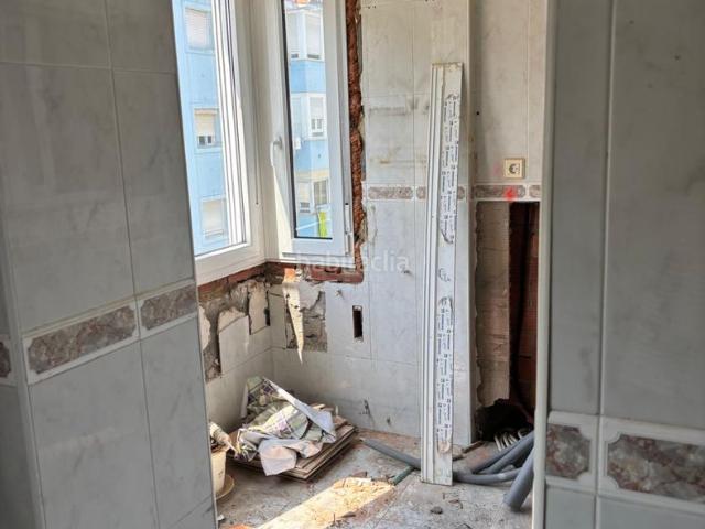 Piso en venta en Torrelavega, Covadonga Campuzano Ciudad Vergel. Piso de 78 m útiles para terminar de reformar en la calle Julio Ruiz de Salazar Torrelavega Se vende vivienda de 78 m útiles con l.