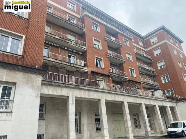 Piso en venta en Torrelavega, El Parque Zapatón. Gran piso de 321m2 con garaje cerrado y aparcamiento en urbanización una oportunidad única en el centro de Torrelavega. Pisos.