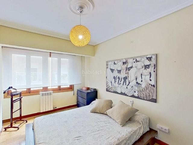 Piso en venta en Torrelavega, Inmobiliaria Barreda. Amplio piso listo para entrar a vivir junto a la Iglesia Nuestra Señora de la Asunción, Torrelavega. Pisos.