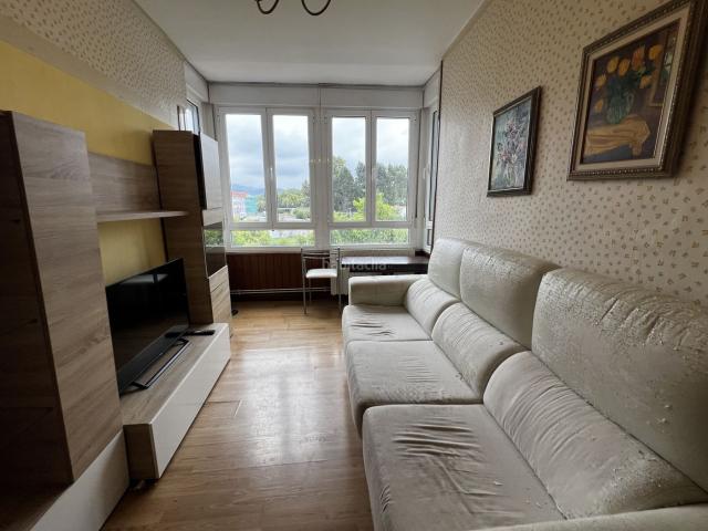 Piso en venta en Torrelavega, Inmobiliaria Barreda. Rentas y Capitales inmobiliaria presenta acogedor piso situado en la zona de Barreda. Esta vivienda, ideal para familias o comprad. Pisos.