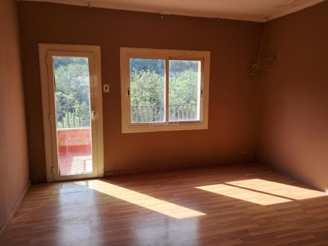 Piso en venta en Torrelles de Llobregat. PISO EN VENTA PARA REFORMAR CON TERRAZA EN TORRELLES DE LLOBREGAT. Pisos Torrelles de.