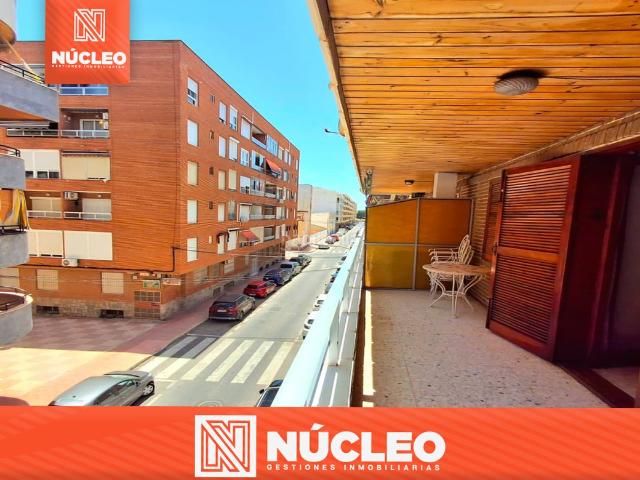 Piso en venta en Torrevieja, El Acequión. Amplia vivienda con garaje cerrado a solo 150 metros de la Playa del Acequión. Pisos.