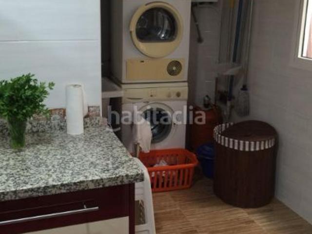 Piso en venta en Torrevieja, Zona Playa del Cura. Apartamento reformado junto al mar en la provincia de Alicante, en la localidad de Torrevieja, en la zona de Playa del Cura. 4 hab. Pisos.
