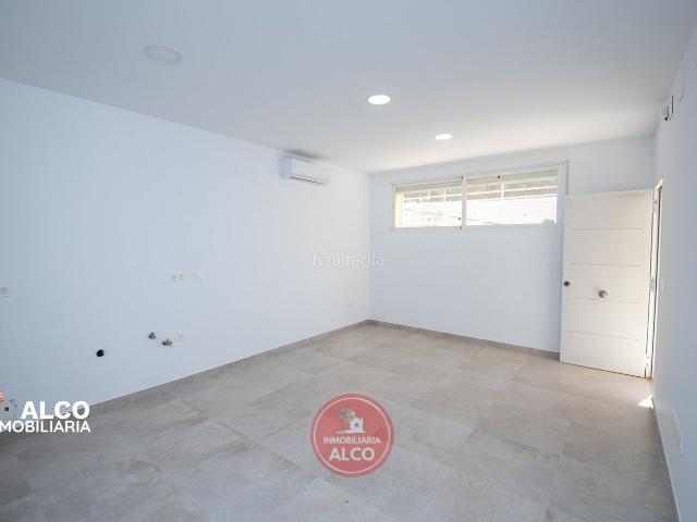 Piso en venta en Torrox, El Morche. Apartamento en El Morche, situada a tan solo 250 metros de la playa y próxima a todo tipo de servicios y comercios.La vivienda dis. Pisos.