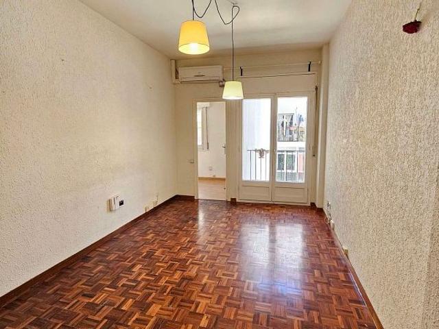 Piso en venta en travesía De Dalt, Barcelona, de 55 m² 3 habitaciones por 350.000