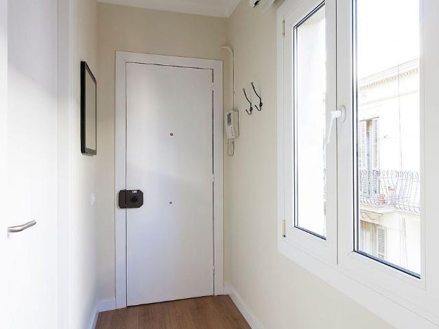 Piso en venta en travesía De Sant Antoni, Barcelona, de 45 m² 2 habitaciones por 325.000