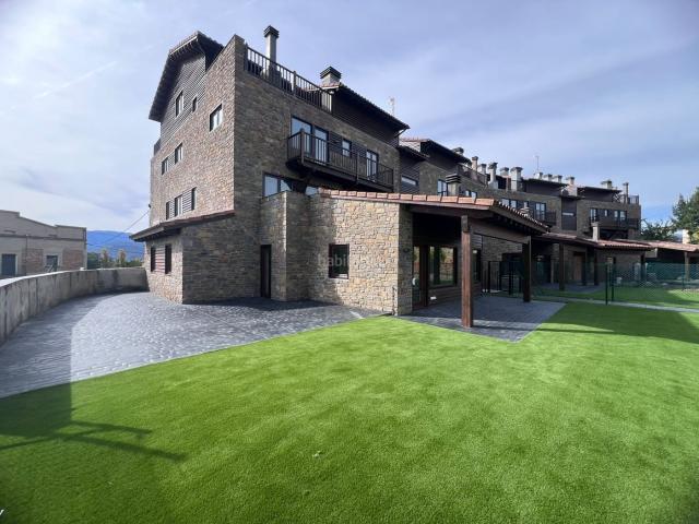 Piso en venta en Tremp Pirineos. Habitatges i dúplex amb pàrquing i traster a Vilamitjana. Pisos.