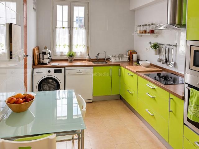 Piso en venta en Ubrique, Alameda del Cura Barriada Andalucia. Amplitud, comodidad y cuatro dormitorios. Pisos.