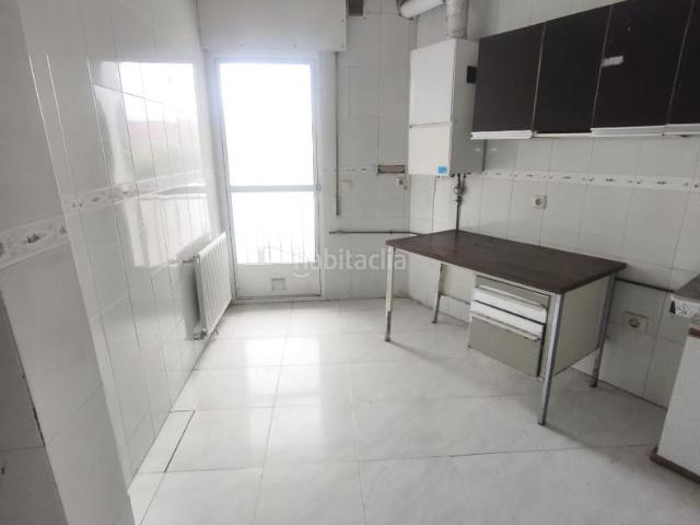 Piso en venta en Valdemorillo, Valdemorillo Pueblo. Piso de dos dormitorios con pre chimenea. Pisos.