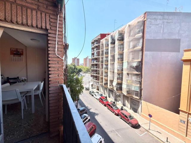 Piso en venta en Valencia, Mont Olivet. Acogedor Piso en Venta en En Corts, Valencia por 260.000. Pisos.