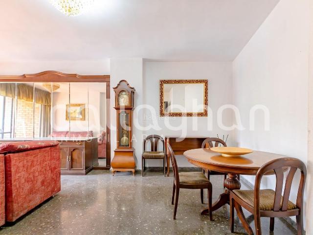 Piso en venta en Valencia, Nou Moles. Amplia vivienda exterior con terraza y dos balcones en la Avenida del Cid. Pisos.