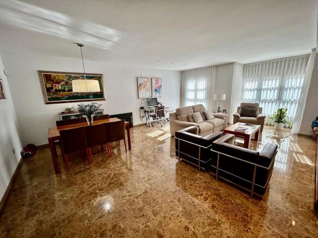 Piso en venta en Valencia, Barrio de Patraix. IMPRESIONANTE VIVIENDA REFORMADA DE DISEÑO EN PLENO PATRAIX DE CUATRO HABITACIONES. Pisos.