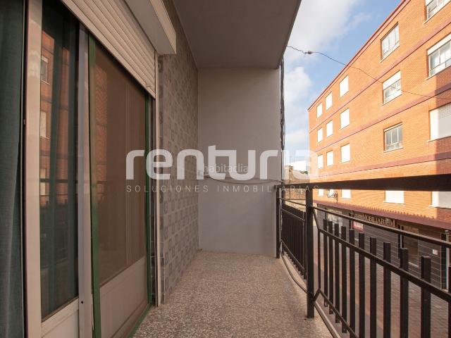 Piso en venta en Valencia, Benimàmet. Vivienda de tres dormitorios con amplio balcón y dos terrazas interiores. Pisos.