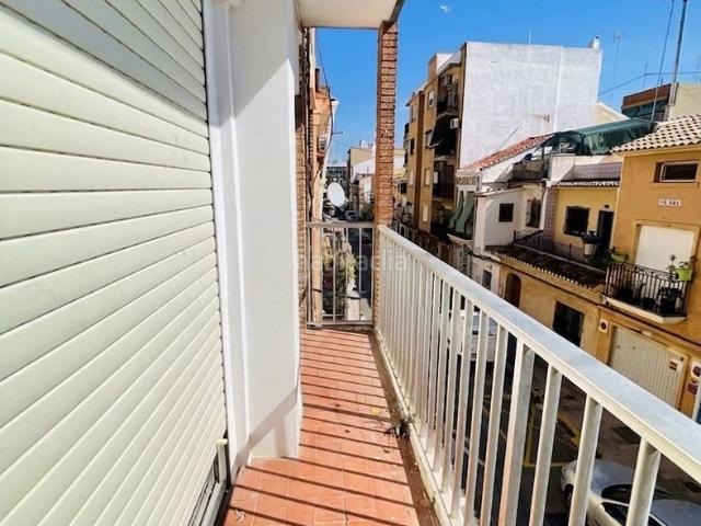Piso en venta en Valencia, El Cabanyal El Canyamelar. Amplio piso de 4 dormitorios en Valencia, a reformar. Ideal para personalizar a tu gusto. No pierdas esta oportunidad!. Pisos.