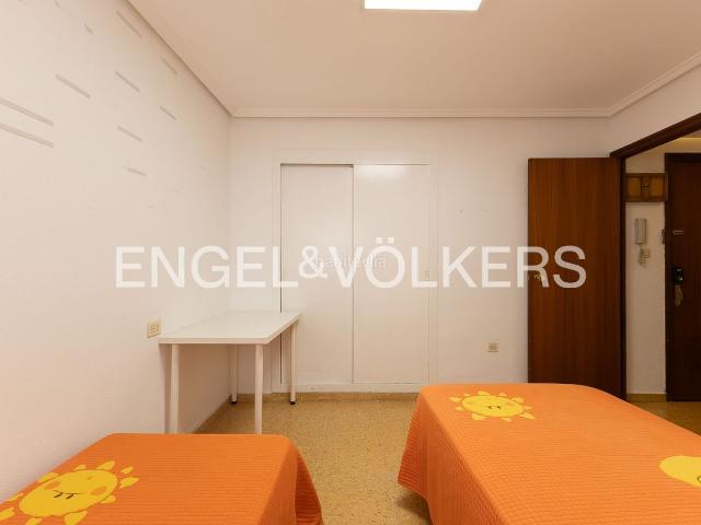 Piso en venta en Valencia, El Perellonet. Descubre Tu proximo hogar frente al mar en El Perellonet Amplio apartamento con balcón orientado al mar y a lAlbufera. Pisos.