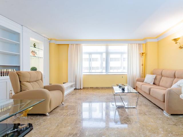 Piso en venta en Valencia, El Pla del Remei. Exclusiva vivienda con plaza de garaje en Calle Colón. Pisos.