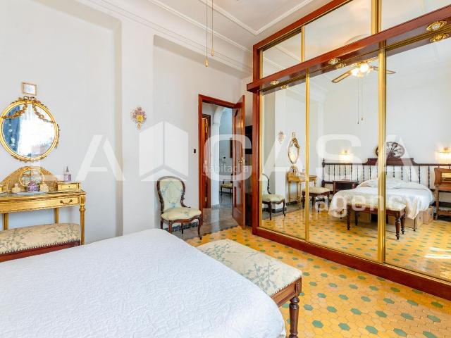 Piso en venta en Valencia, La Petxina. Amplia vivienda con infinitas posibilidades en el corazón de Extramurs. Pisos.