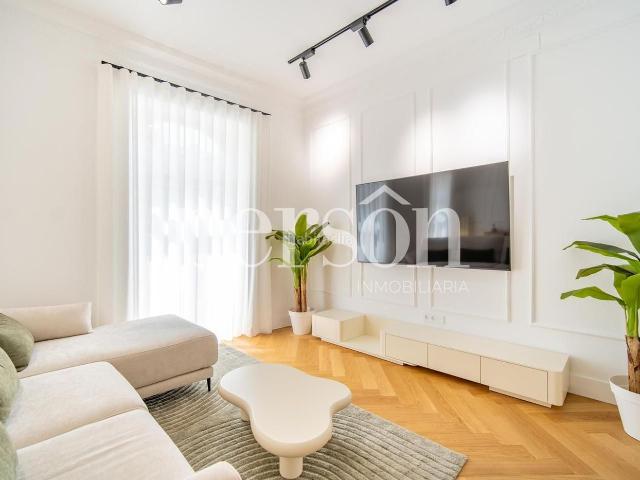 Piso en venta en Valencia, La Roqueta. Espectacular piso de diseño y con reforma a estrenar, totalmente amueblado en Calle San Vicente Martir. Pisos.