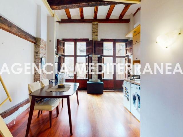 Piso en venta en Valencia, La Seu. Loft con altillo al lado de Plaza de la Virgen. Pisos.
