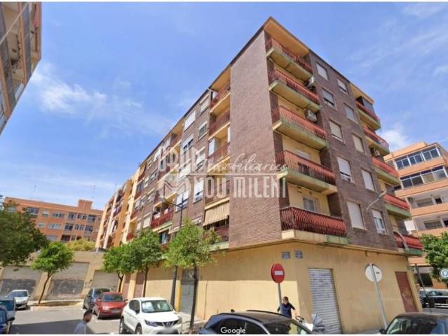 Piso en venta en Valencia, Torrefiel. Venta de amplio piso en València Capital. Pisos.