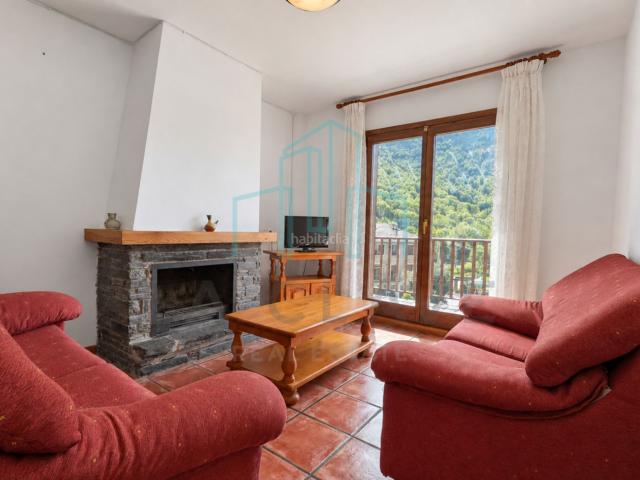Piso en venta en Vall de Cardós Pirineos. Piso con chimenea, piscina y espectaculares a la montaña. Pisos Vall de.
