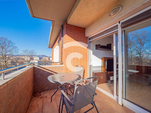 Piso en venta en Vic, Caputxins Ambulatori. Ático espectacular con gran terraza y vistas impresionantes en Vic. Pisos.
