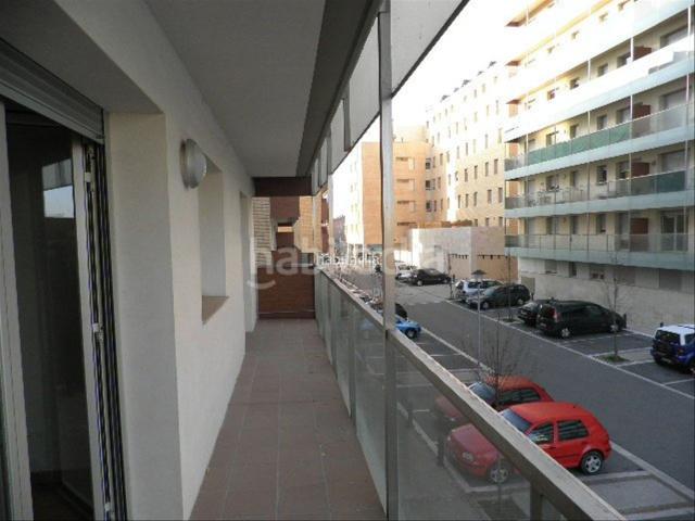 Piso en venta en Vic, Estadi Santa Anna. VIVIENDA de año 2007 ALQUILADA, VENTA A INVERSOR para cobrar alquiler mensual 645 euros 208 de basuras. Pisos.