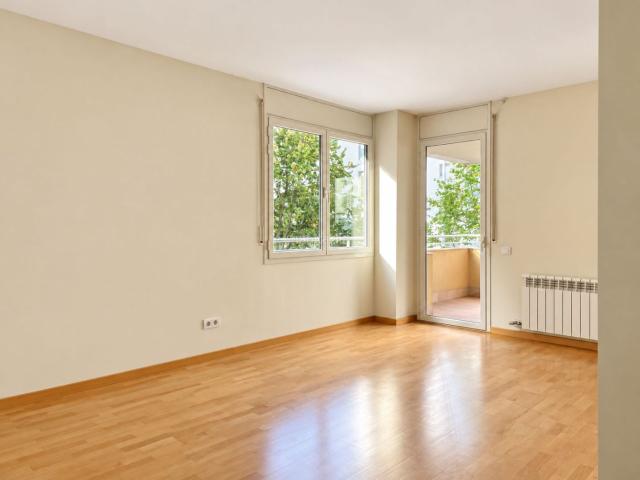 Piso en venta en Vic, Estadi Santa Anna. Pis exterior i lluminós amb terrassa, pàrquing i traster inclosos, a 10 minuts del centre de Vic. Pisos.
