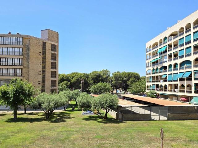 Piso en venta en Vila seca, La Pineda Costa Dorada. Gran piso familiar en La Pineda con terraza privada, 3 dormitorios dobles, 1 despacho y finca con 3 ascensores. Pisos.