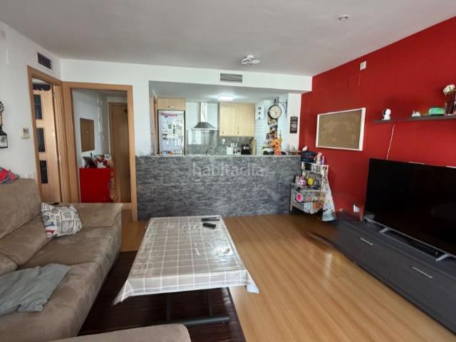 Piso en venta en Viladecans, Centre. Particular vende piso en zona centro. Construcción seminueva año 2012 con trastero y gym, uso exclusivo propietarios. Pisos.