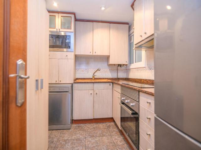 Piso en venta en Viladecans, Centre. Piso reformado de 3 habitaciones con trastero y barbacoa comunitaria en Les Rambles de Viladecans. Pisos.