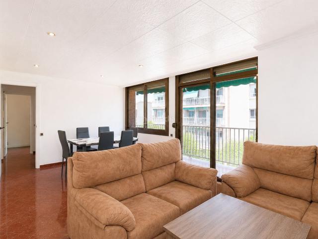 Piso en venta en Viladecans, Torrent Ballester. *Amplia vivienda con ascensor, perfecta para quienes buscan comodidad, amplitud y una distribución muy funcional. *. Pisos.