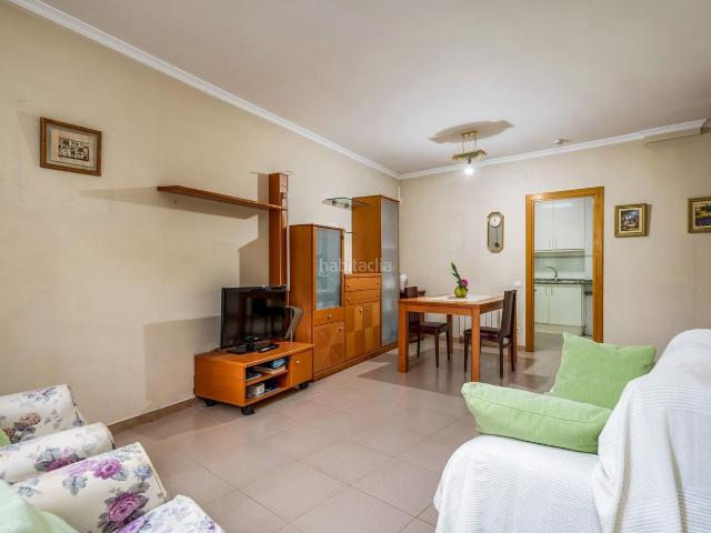 Piso en venta en Viladecans, Torrent Ballester. Piso 77m2 3 Dormitorios, 2 Baños. Exterior con Patio y Ascensor. Pisos.