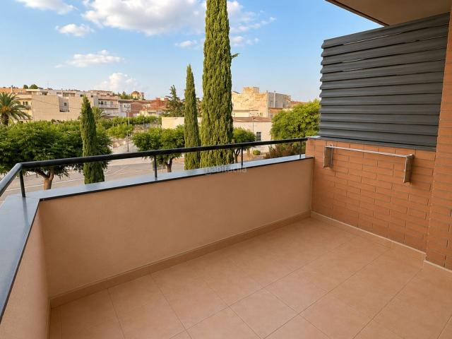 Piso en venta en Vilallonga del Camp. Piso todo exterior con una espectacular terraza solarium con vistas en pueblo tranquilo. Pisos Vilallonga del.