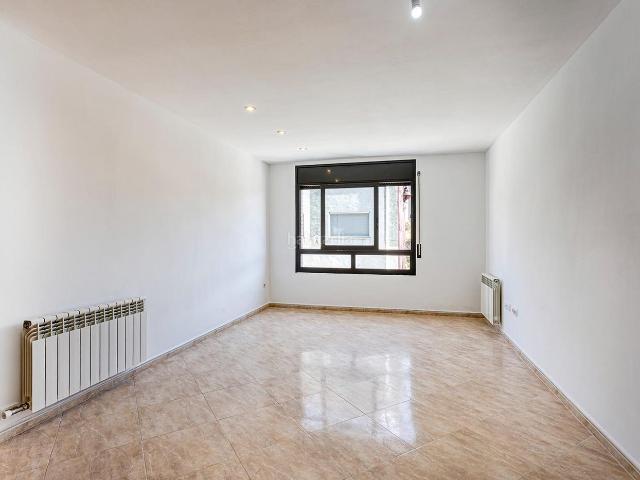 Piso en venta en Vilanova del Camí. Lluminós pis seminou al Barri de la Pau amb terrassa i gran box privat. Pisos Vilanova del.