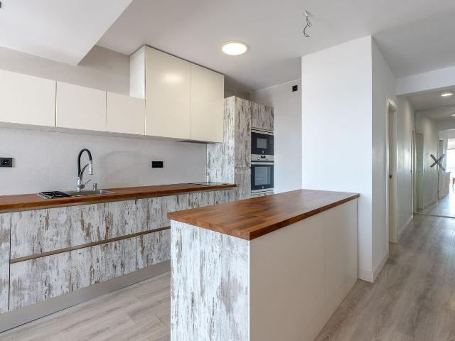 Piso en venta en Vilanova i la Geltrú, Barri de Mar Costa Dorada. Espectacular piso reformado en Paseo con 4 dormitorios, vistas al mar y terraza de 18 m. Tu nuevo hogar te espera!. Pisos Vilanova i.