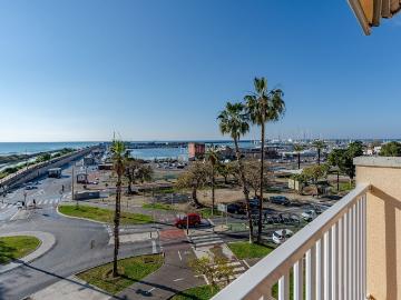 Piso en venta en Vilanova i la Geltrú, Barri de Mar Costa Dorada. Espectacular piso reformado en Paseo con 4 dormitorios, vistas al mar y terraza de 18 m. Tu nuevo hogar te espera!. Pisos Vilanova i.