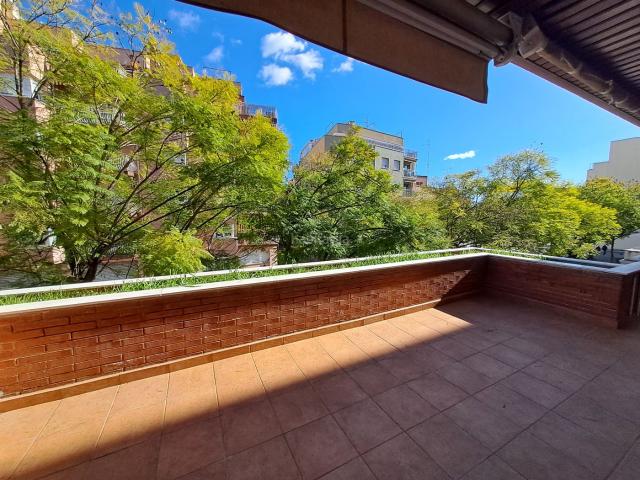 Piso en venta en Vilanova i la Geltrú, Sant Joan Costa Dorada. Luminoso piso esquinero con gran terraza en la Plaza de la Fàbrica Nova. Pisos Vilanova i la.