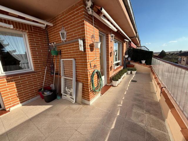 Piso en venta en Villares de la Reina. Ático con bonita terraza en Aldeaseca de la Armuña. Pisos Villares de la.