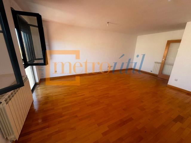 Piso en venta en Villares de la Reina. EN VILLARES DE LA REINA, INCLUIDA PLAZA DE GARAJE MUY AMPLIA, vivienda MUY luminosa construida en el 2006. Pisos Villares de la.