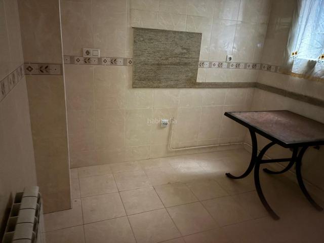 Piso en venta en Villarrobledo. piso seminiuevo con un precio de 80000 con garaje y trastero. Pisos.