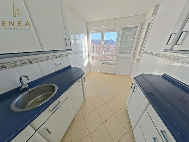 Piso en venta en Vitoria Gasteiz, Lakua Bizkarra. EXCLUSIVA EN PLAZA CATALUÑA LAKUA PISO EXTERIOR Y LUMINOSO CON GARAJE Y TRASTERO. Pisos Vitoria.