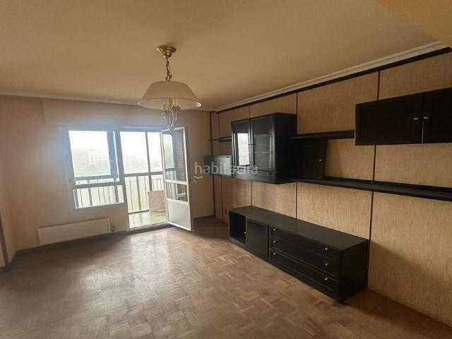 Piso en venta en Vitoria Gasteiz, San Martín. Piso Dúplex en la localidad de VitoriaGasteiz en Álava. Con una superficie de 113 m, distribuído en tres habitaciones y dos cuarto. Pisos Vitoria.