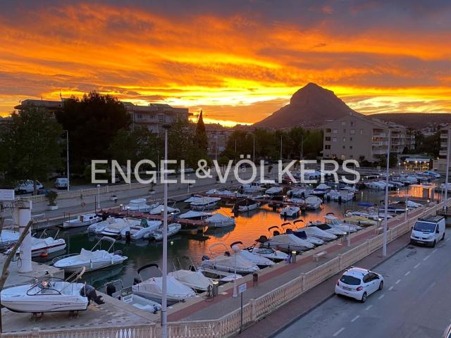 Piso en venta en Xàbia, Montañar El Arenal. Apartamento de tres dormitorios con vistas a la marina, al mar y al Montgó en Jávea. Pisos.