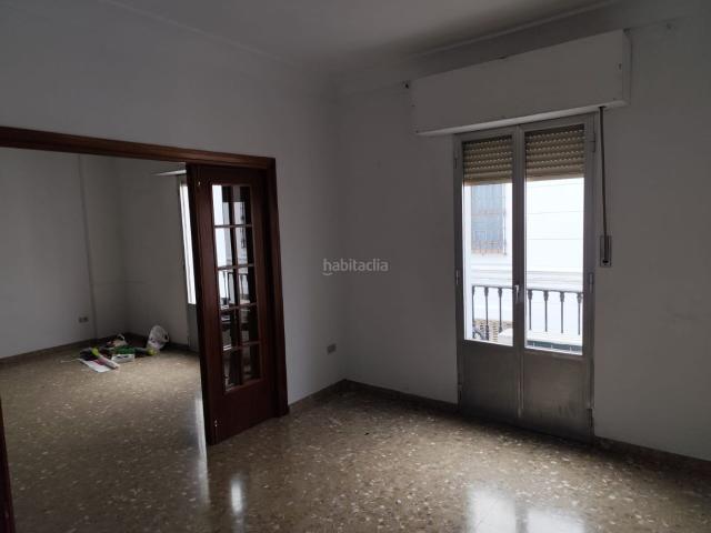 Piso en venta en Zafra. PISO ZONA CENTRO, MUY AMPLIO, EXTERIOR, GRAN TERRAZA Y 2 HABITACIONES EN PLANTA SUPERIOR. Pisos.